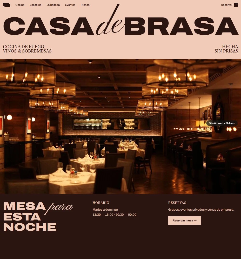 Casa de Brasa, restaurante: franja rosa con la marca y la foto del comedor