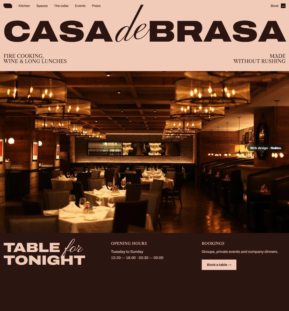 Casa de Brasa, restaurant: pink band with the brand and a photo of the dining room