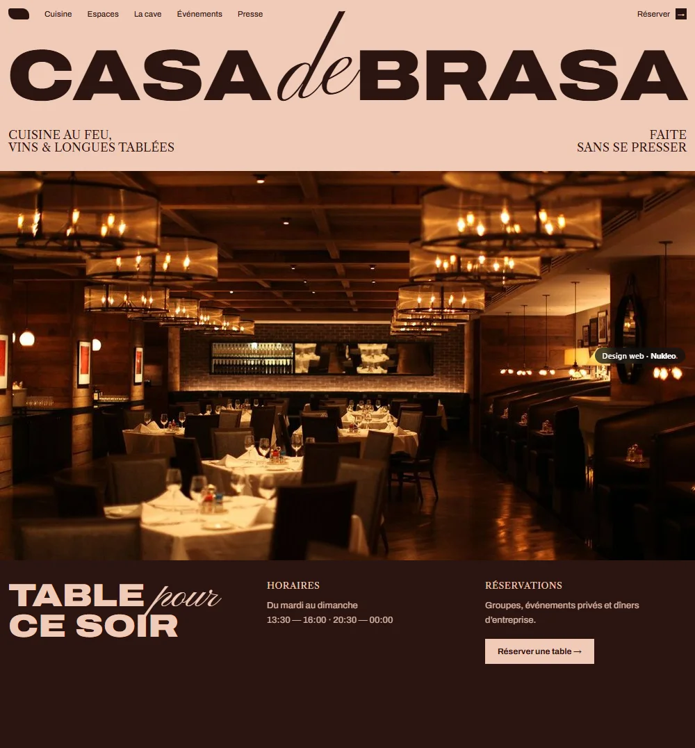Casa de Brasa, restaurant : bandeau rose avec la marque et la photo de la salle
